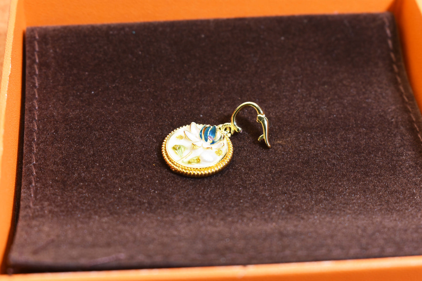 Natural pearl necklace pendant, white circular enamel craftsmanship, three-dimensional tulip flower shaped pendant