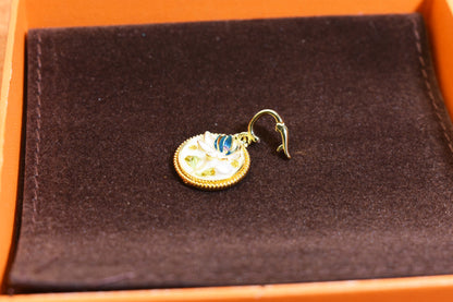 Natural pearl necklace pendant, white circular enamel craftsmanship, three-dimensional tulip flower shaped pendant