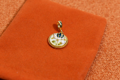 Natural pearl necklace pendant, white circular enamel craftsmanship, three-dimensional tulip flower shaped pendant