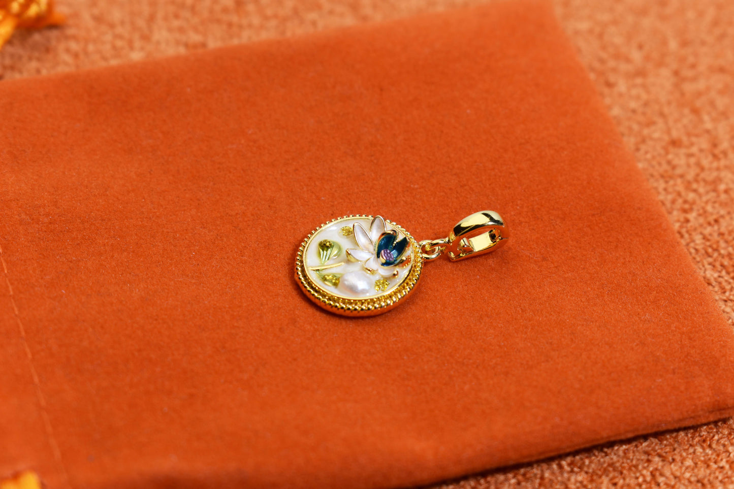 Natural pearl necklace pendant, white circular enamel craftsmanship, three-dimensional tulip flower shaped pendant