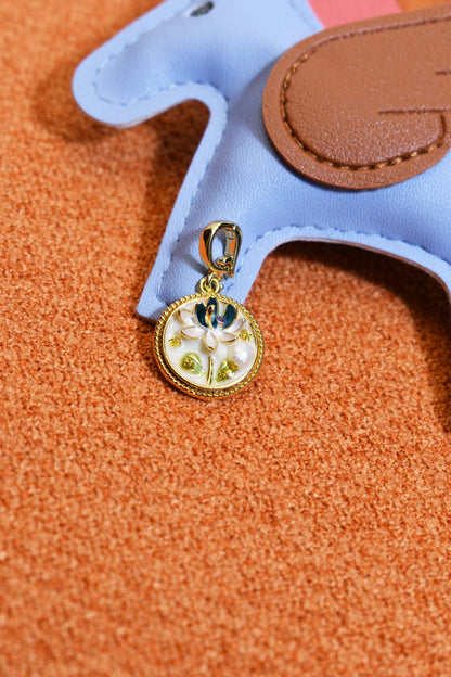 Natural pearl necklace pendant, white circular enamel craftsmanship, three-dimensional tulip flower shaped pendant