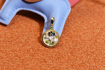 Natural pearl necklace pendant, white circular enamel craftsmanship, three-dimensional tulip flower shaped pendant