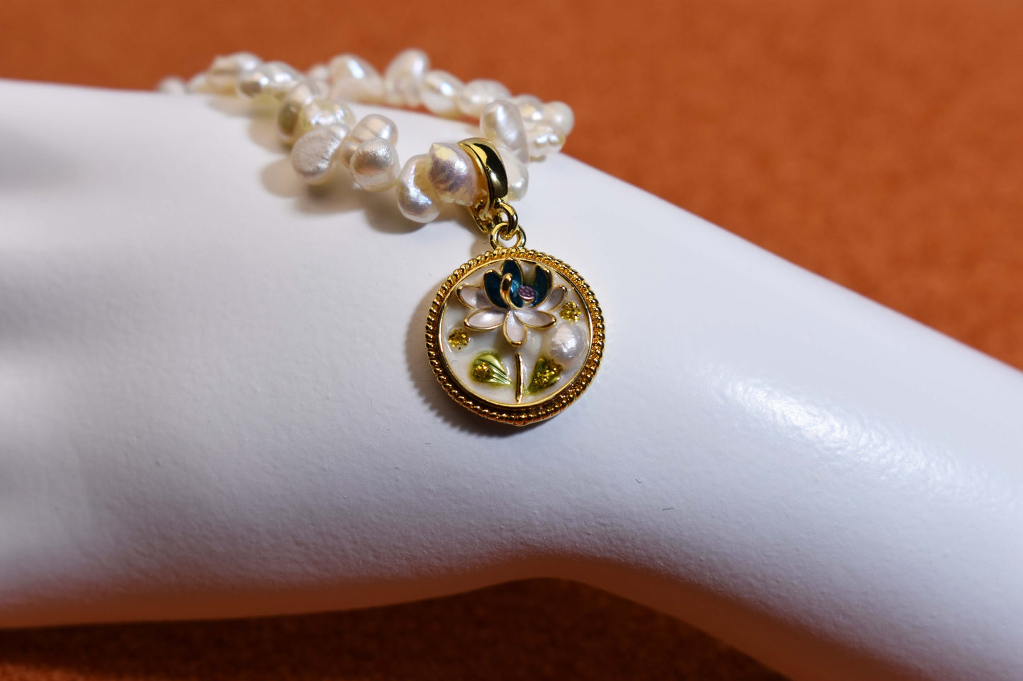 Natural pearl necklace pendant, white circular enamel craftsmanship, three-dimensional tulip flower shaped pendant