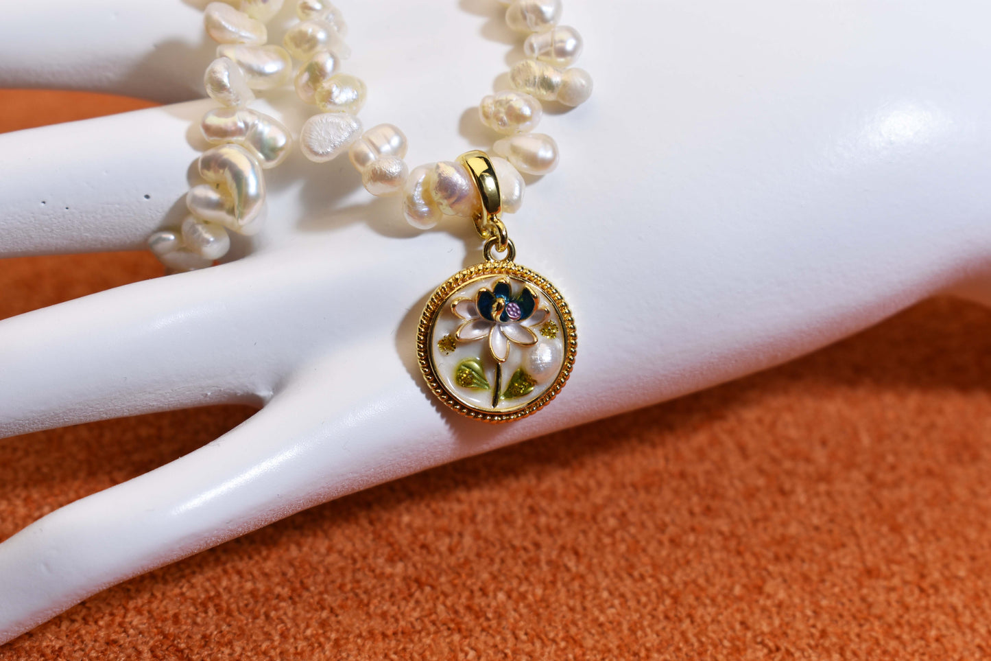 Natural pearl necklace pendant, white circular enamel craftsmanship, three-dimensional tulip flower shaped pendant