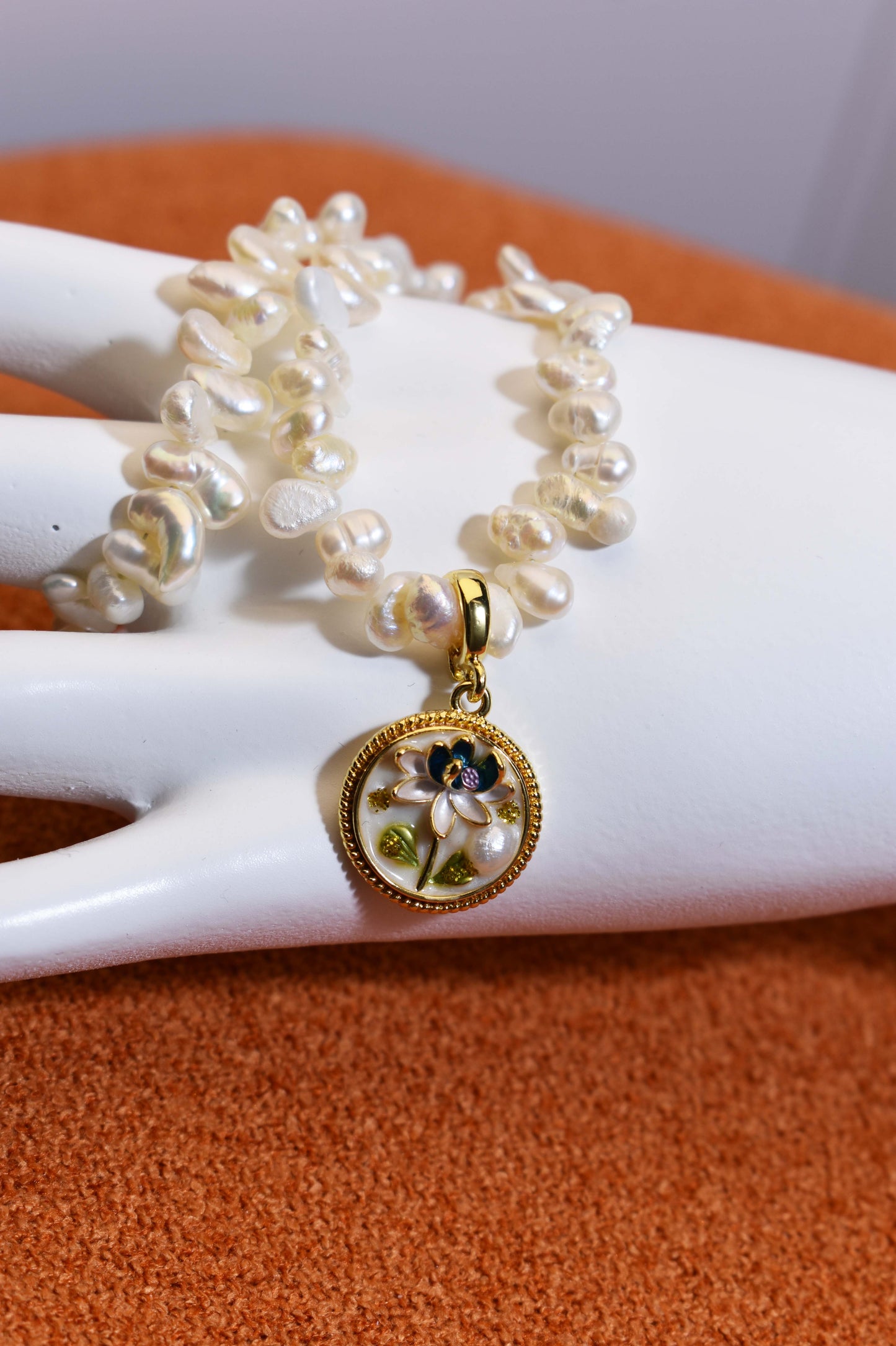 Natural pearl necklace pendant, white circular enamel craftsmanship, three-dimensional tulip flower shaped pendant