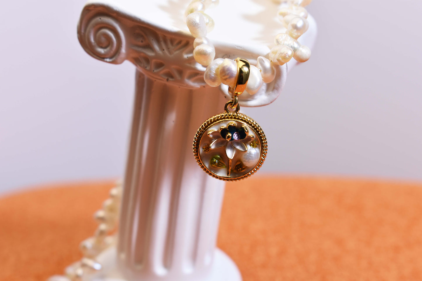 Natural pearl necklace pendant, white circular enamel craftsmanship, three-dimensional tulip flower shaped pendant