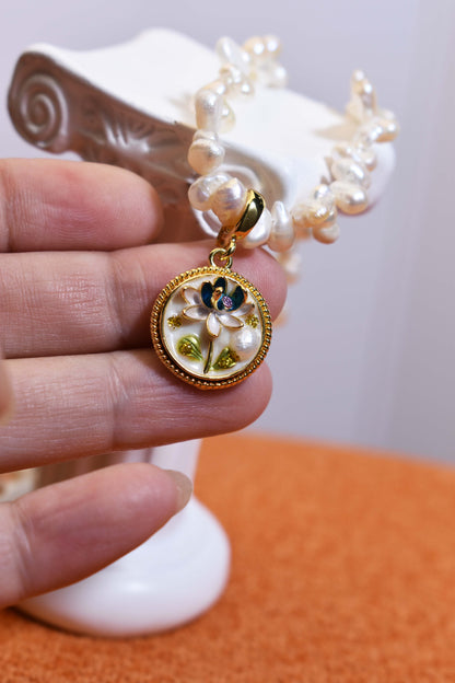 Natural pearl necklace pendant, white circular enamel craftsmanship, three-dimensional tulip flower shaped pendant