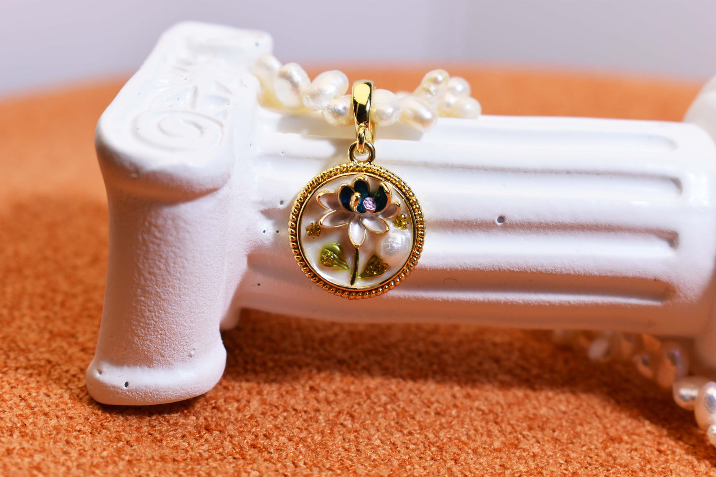 Natural pearl necklace pendant, white circular enamel craftsmanship, three-dimensional tulip flower shaped pendant