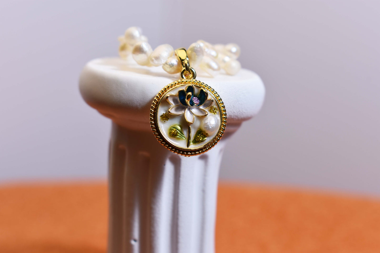 Natural pearl necklace pendant, white circular enamel craftsmanship, three-dimensional tulip flower shaped pendant