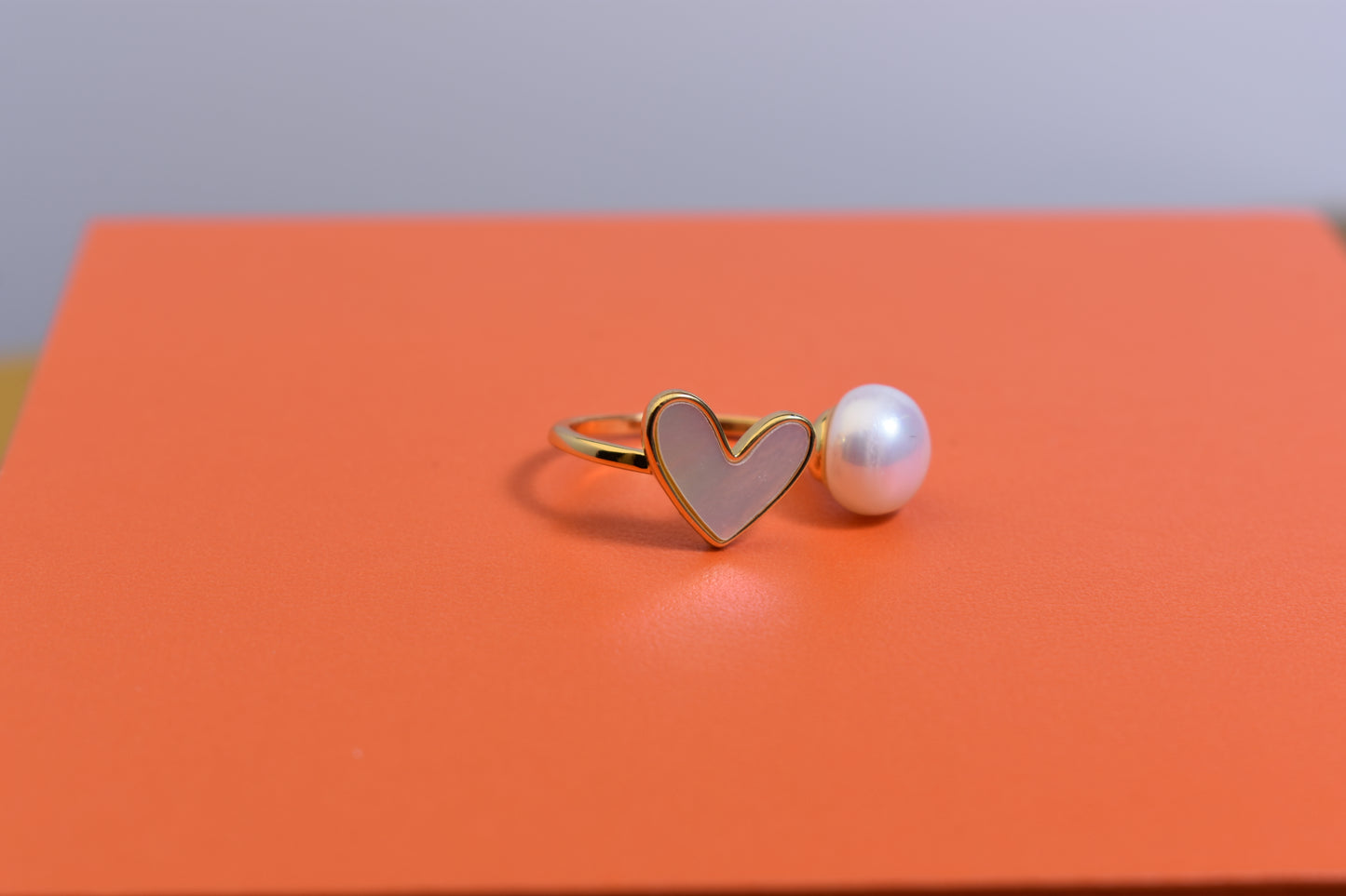 Pearl ring with peach heart and heart-shaped design, inlaid with white shell, adjustable opening