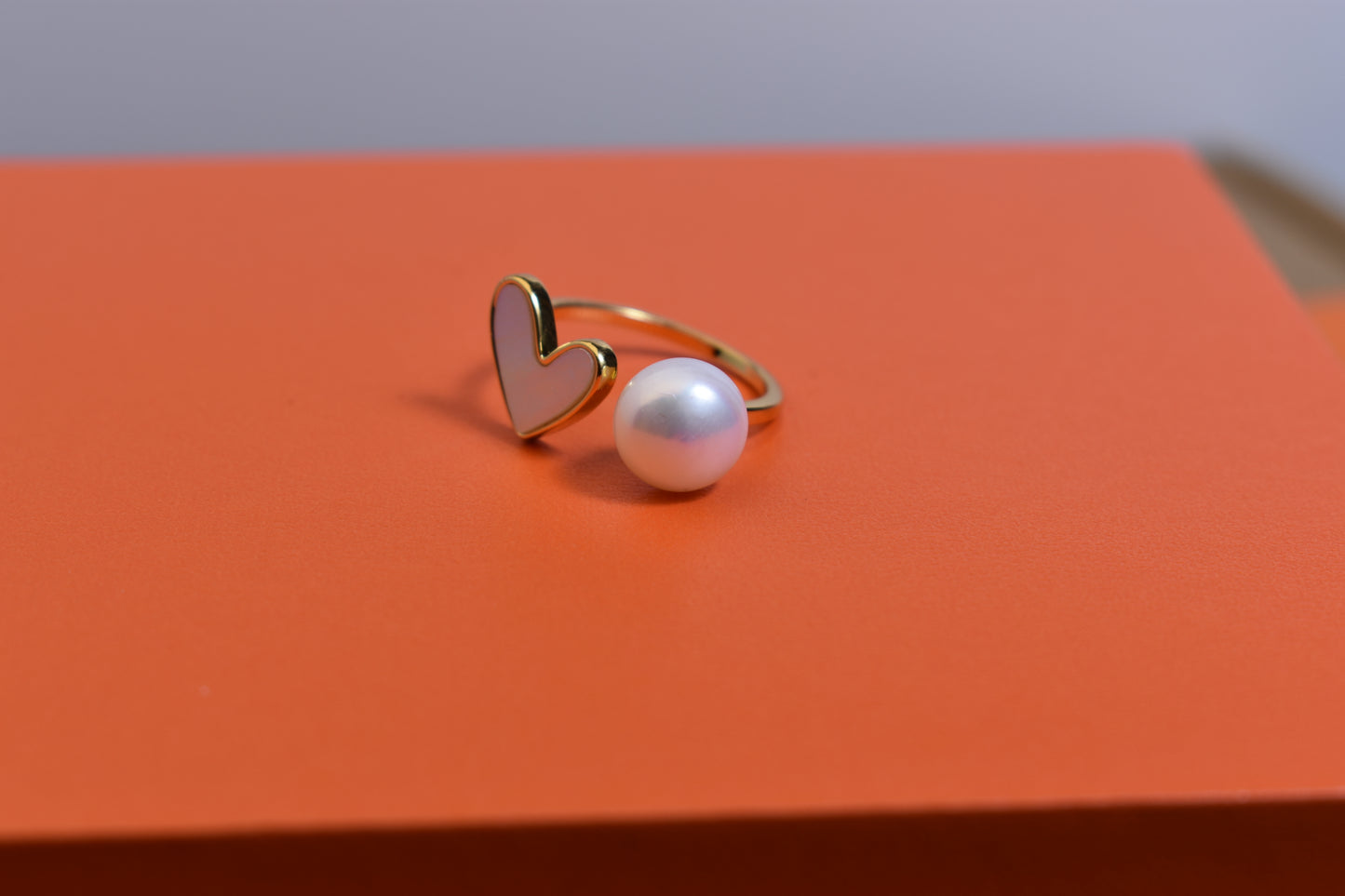Pearl ring with peach heart and heart-shaped design, inlaid with white shell, adjustable opening