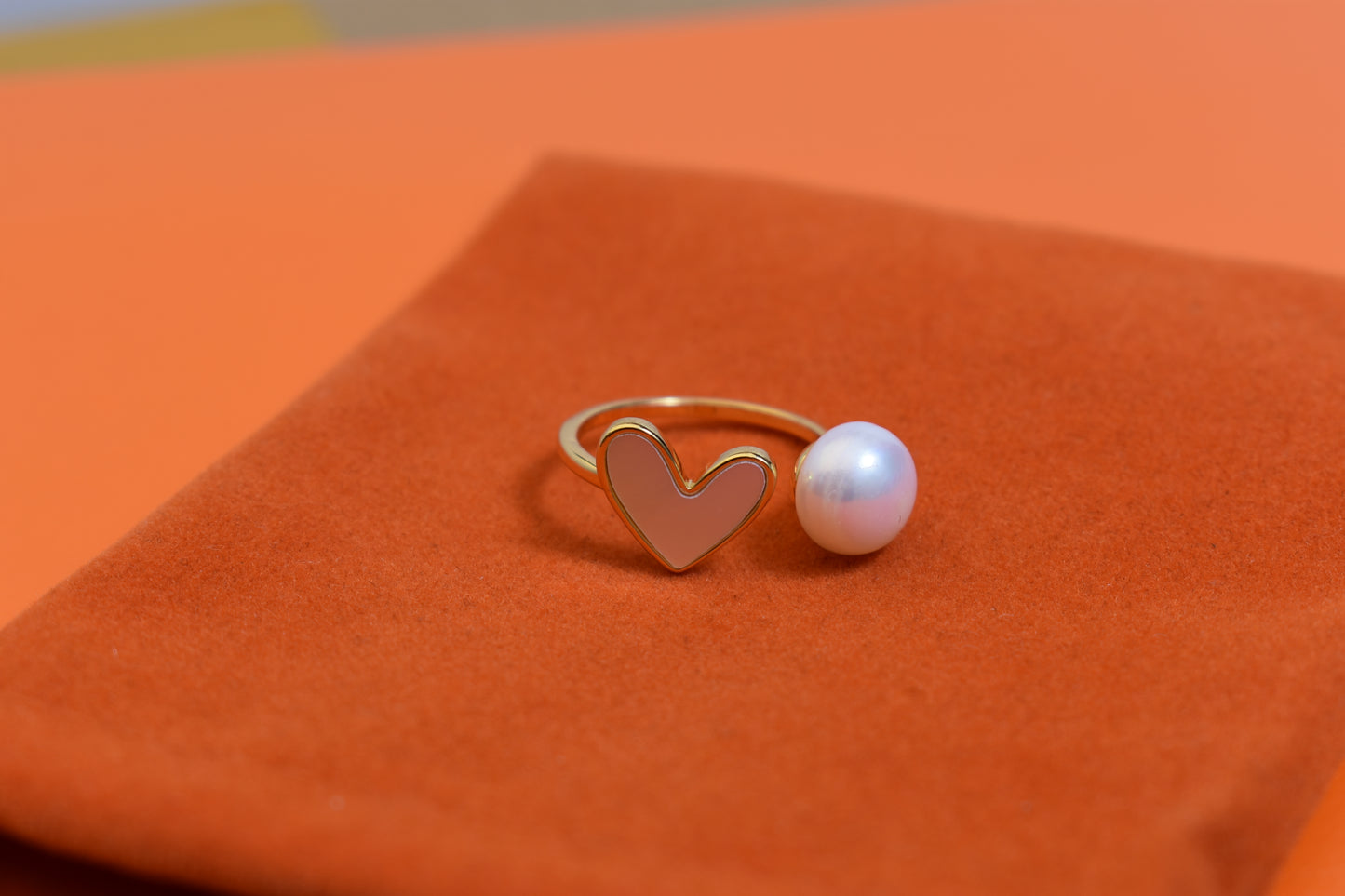 Pearl ring with peach heart and heart-shaped design, inlaid with white shell, adjustable opening