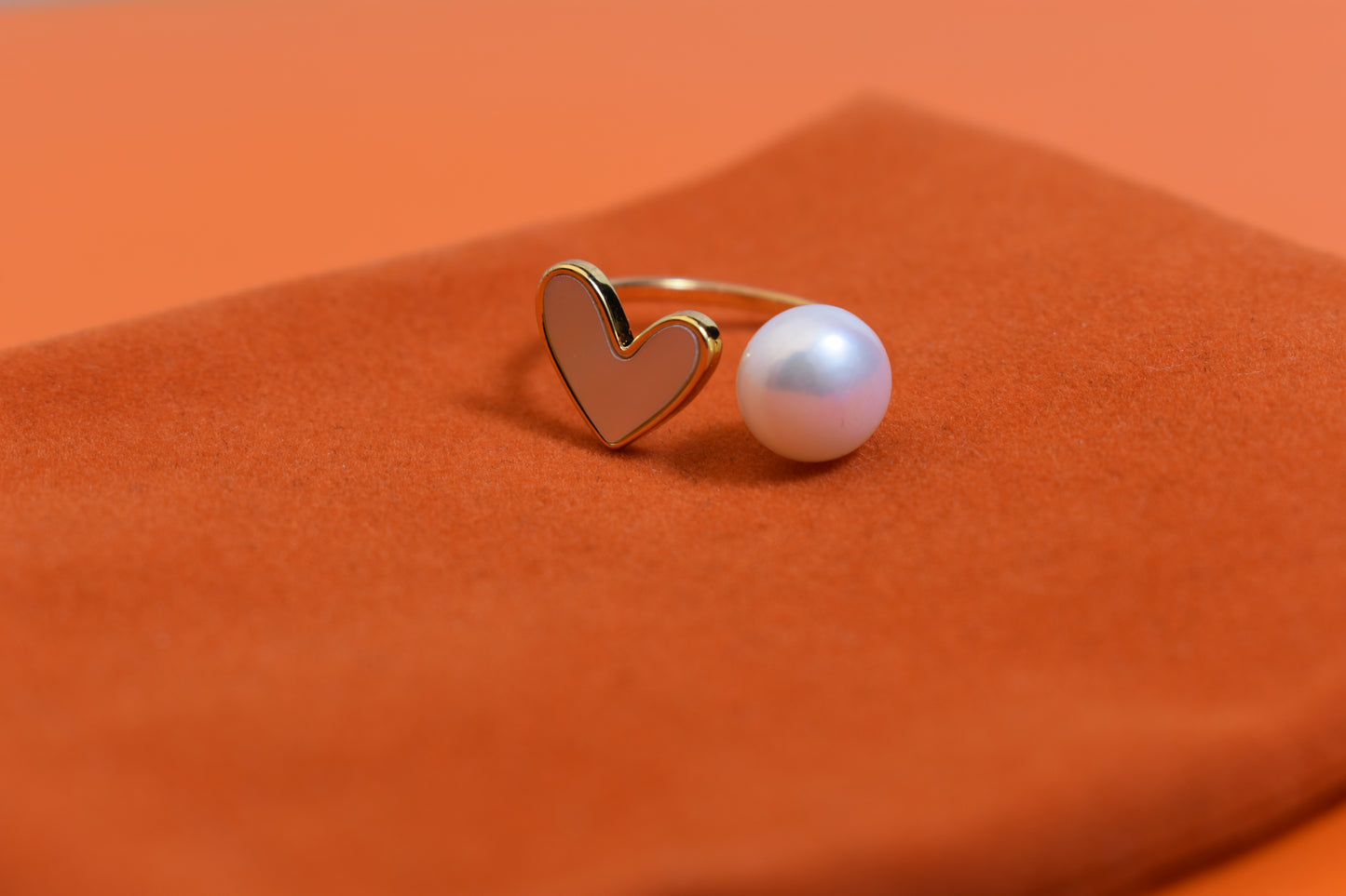 Pearl ring with peach heart and heart-shaped design, inlaid with white shell, adjustable opening