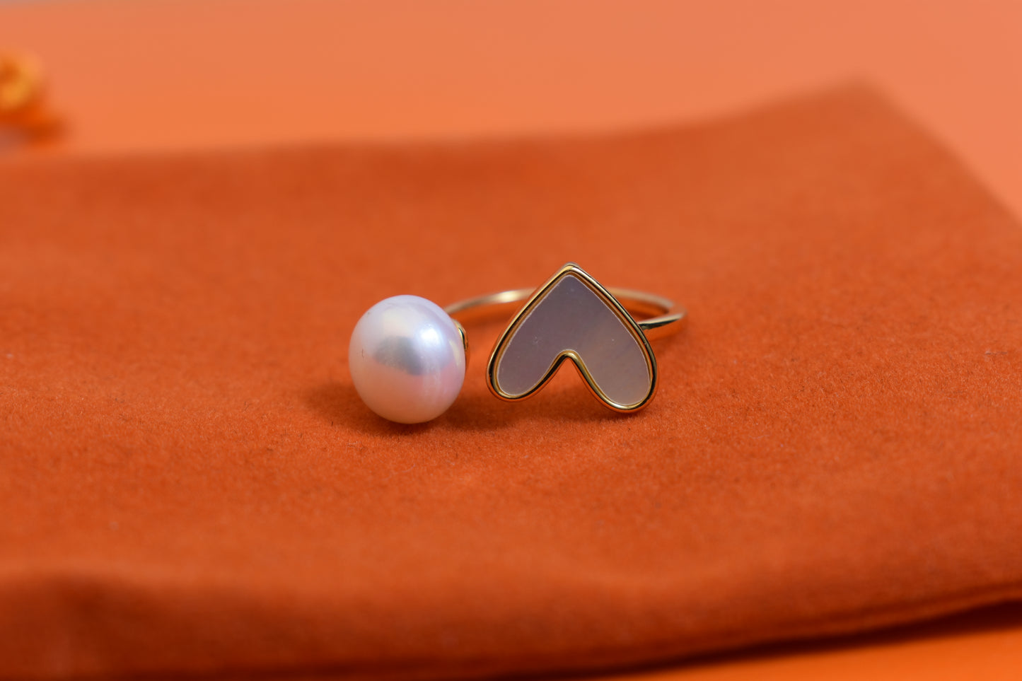Pearl ring with peach heart and heart-shaped design, inlaid with white shell, adjustable opening