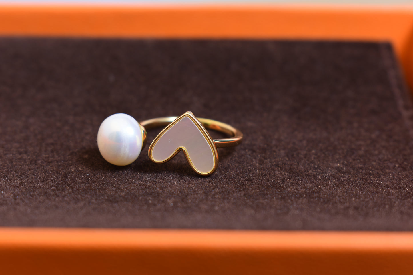 Pearl ring with peach heart and heart-shaped design, inlaid with white shell, adjustable opening