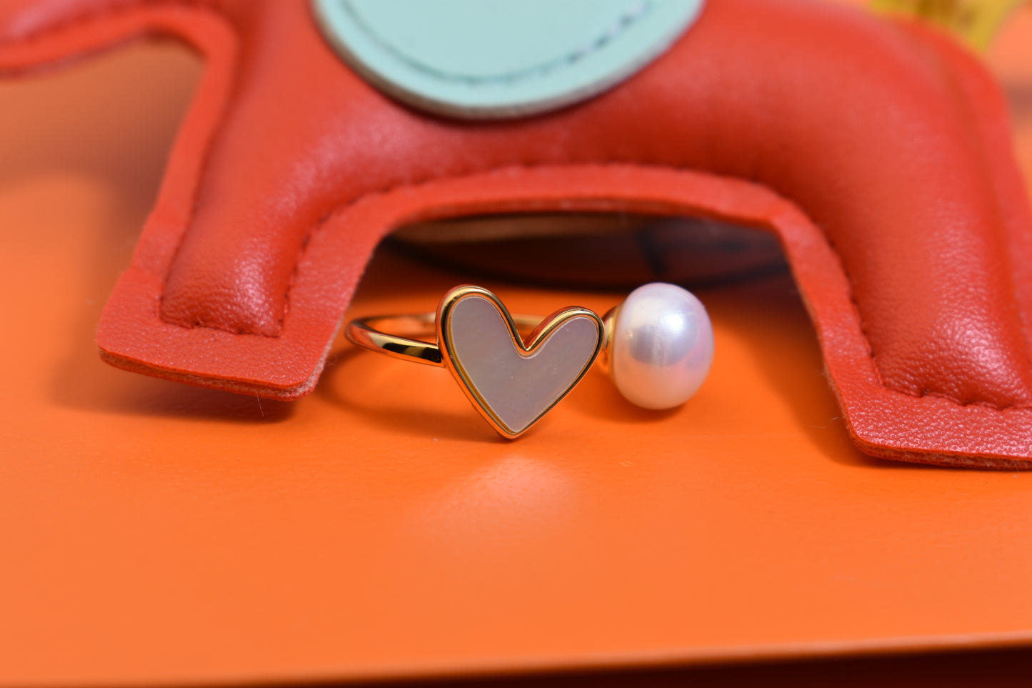 Pearl ring with peach heart and heart-shaped design, inlaid with white shell, adjustable opening