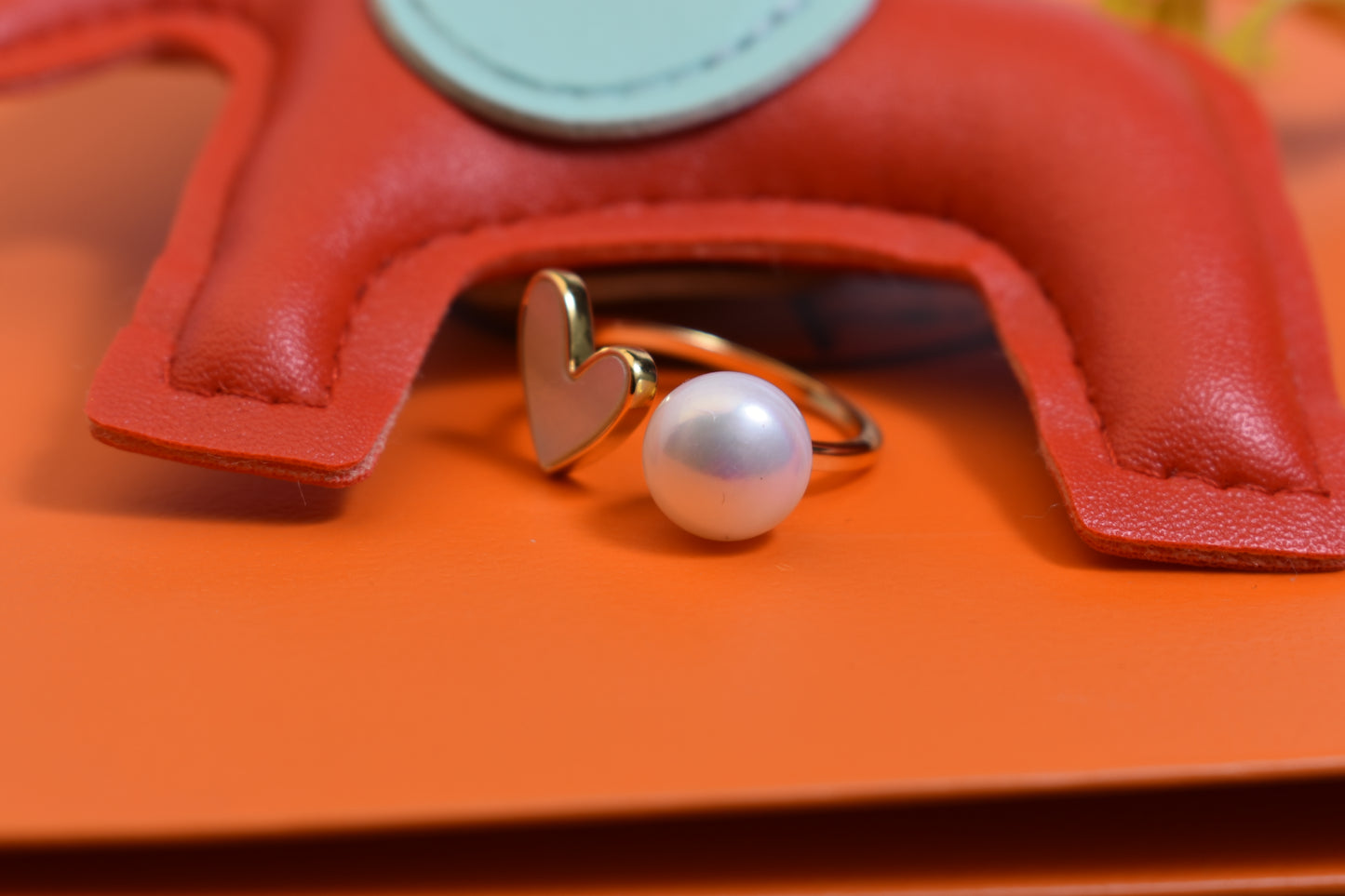Pearl ring with peach heart and heart-shaped design, inlaid with white shell, adjustable opening