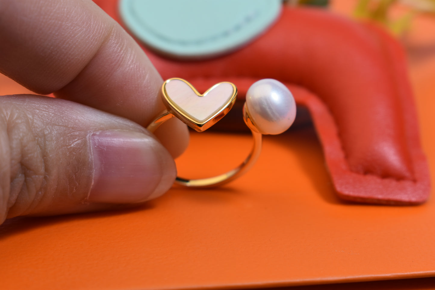 Pearl ring with peach heart and heart-shaped design, inlaid with white shell, adjustable opening