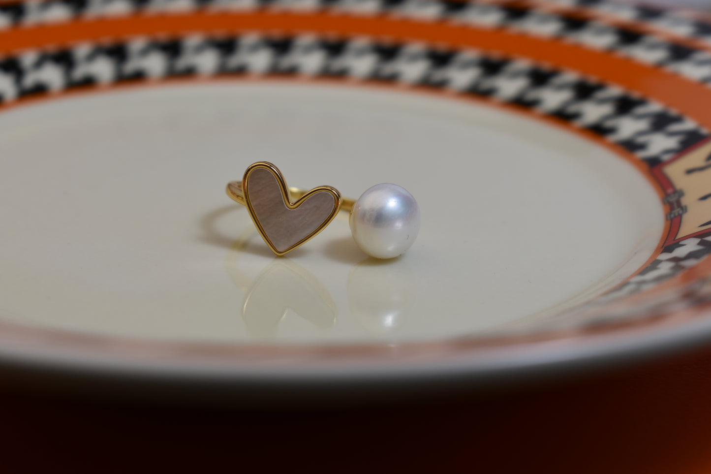 Pearl ring with peach heart and heart-shaped design, inlaid with white shell, adjustable opening