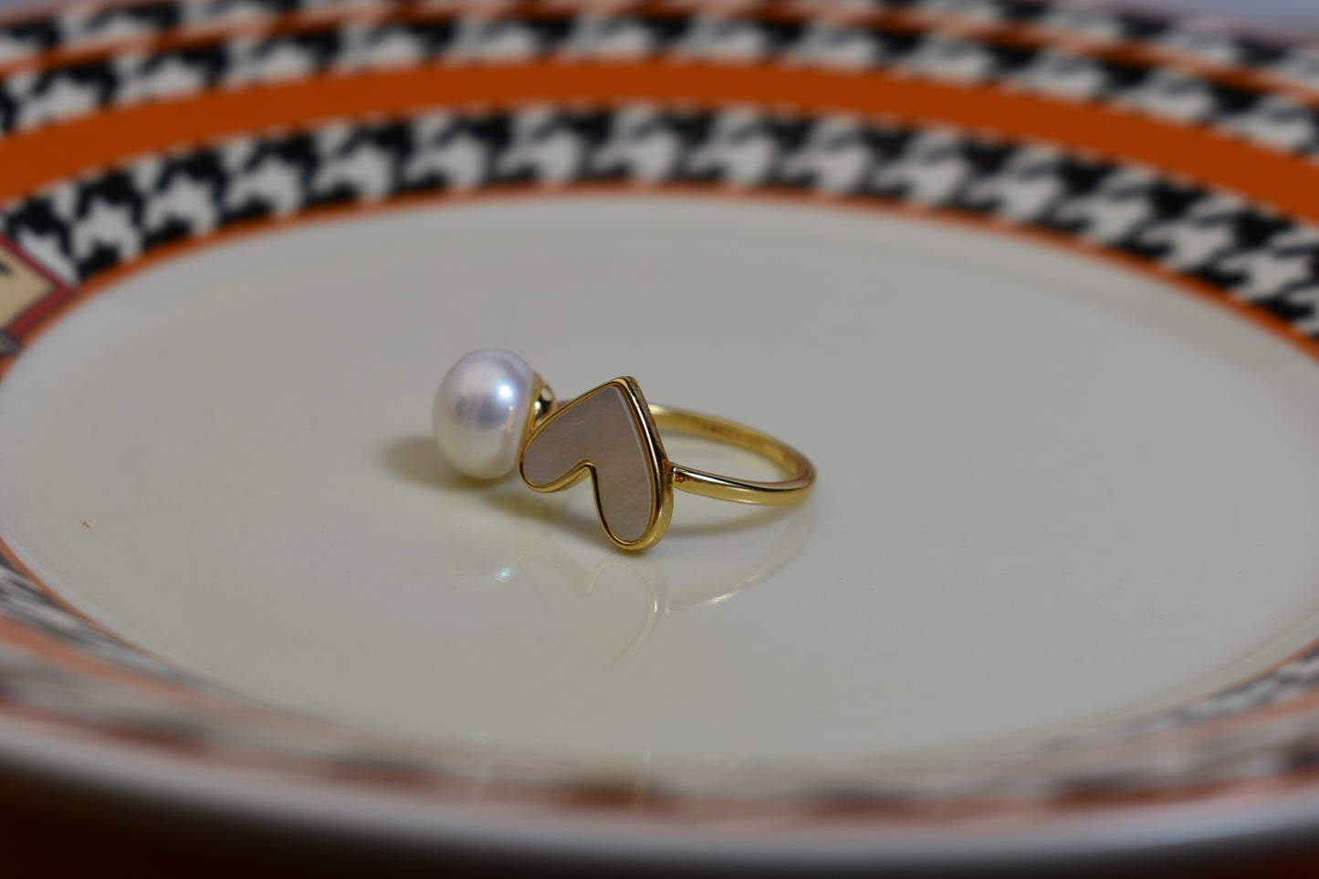 Pearl ring with peach heart and heart-shaped design, inlaid with white shell, adjustable opening