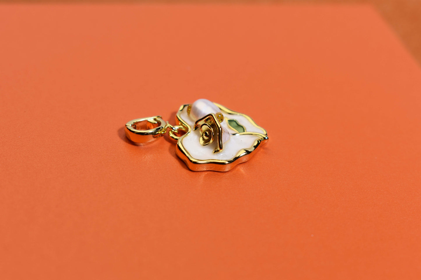 Natural pearl necklace pendant, white heart-shaped enamel craftsmanship, three-dimensional rose shaped pendant