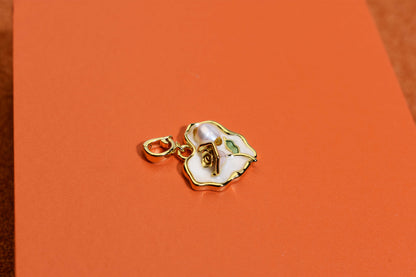 Natural pearl necklace pendant, white heart-shaped enamel craftsmanship, three-dimensional rose shaped pendant