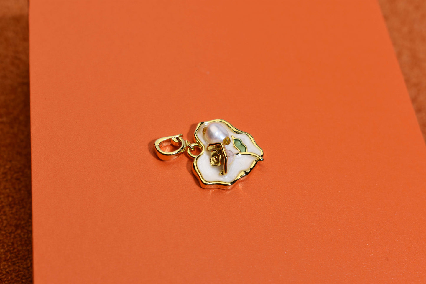 Natural pearl necklace pendant, white heart-shaped enamel craftsmanship, three-dimensional rose shaped pendant