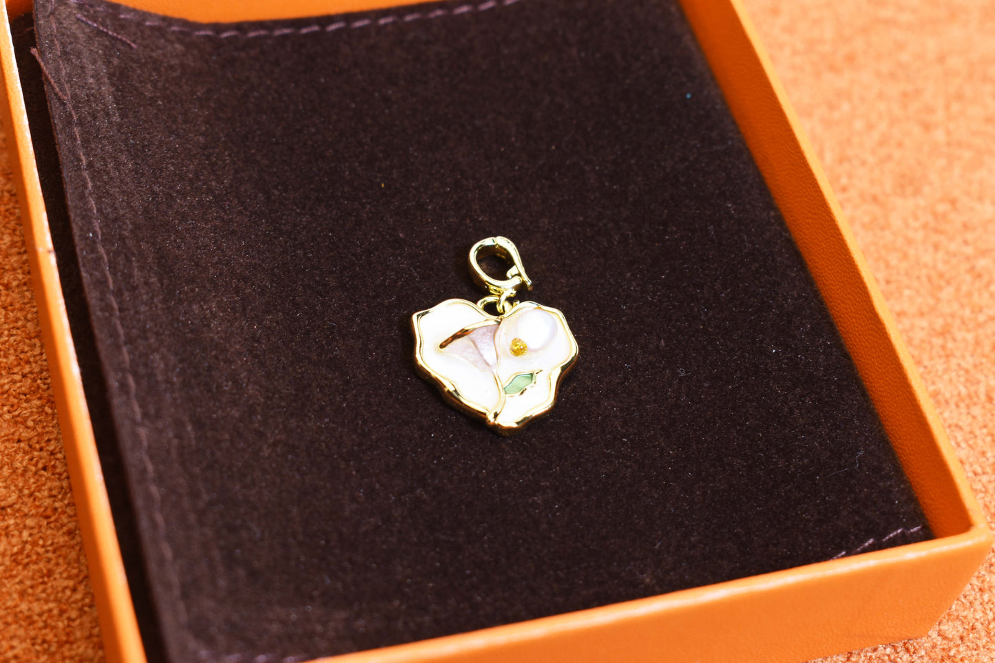 Natural pearl necklace pendant, white heart-shaped enamel craftsmanship, three-dimensional rose shaped pendant