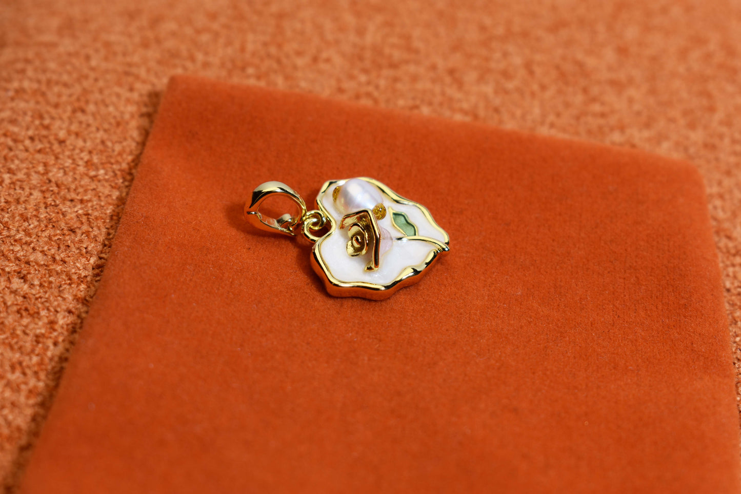 Natural pearl necklace pendant, white heart-shaped enamel craftsmanship, three-dimensional rose shaped pendant