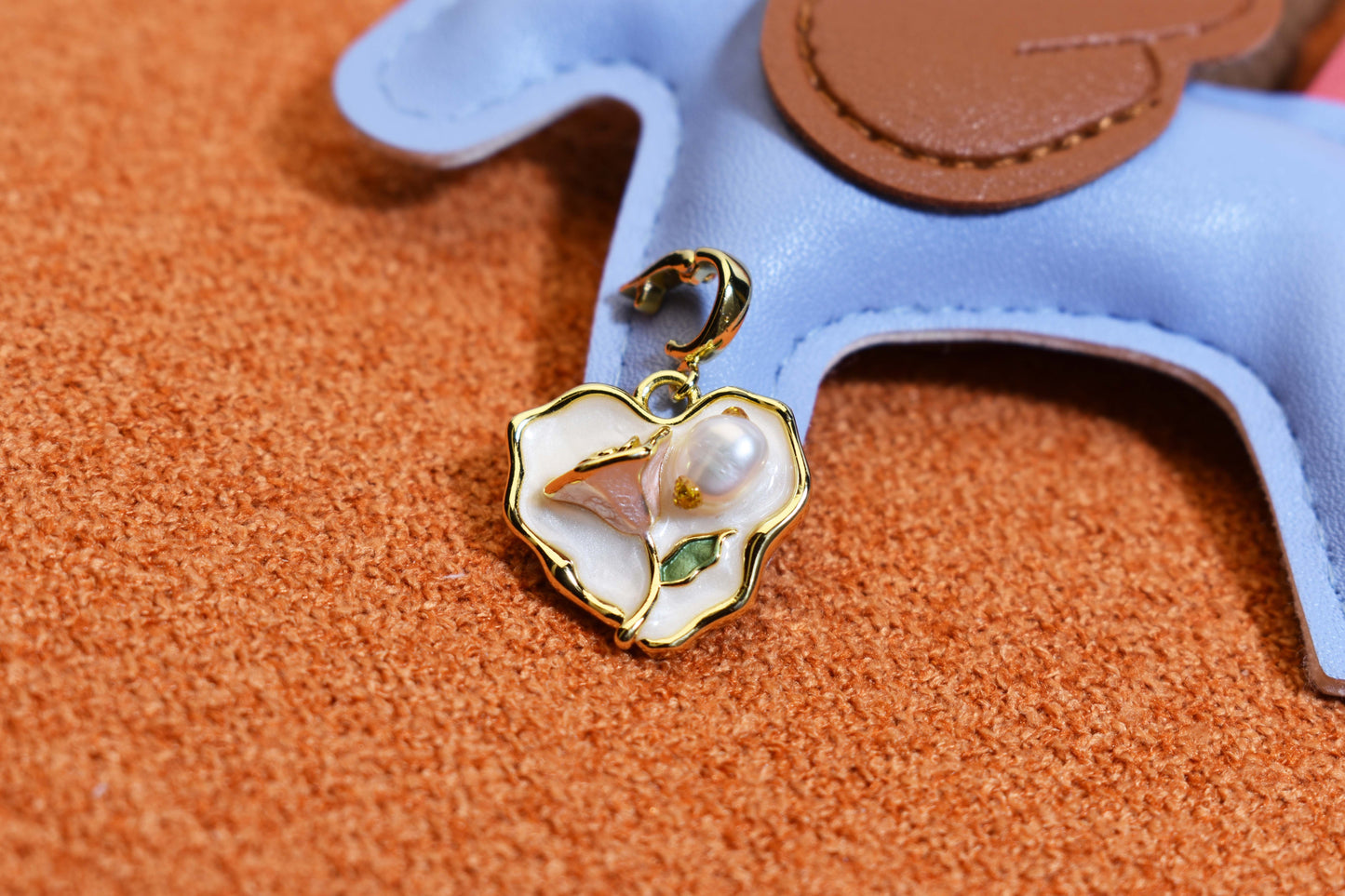 Natural pearl necklace pendant, white heart-shaped enamel craftsmanship, three-dimensional rose shaped pendant