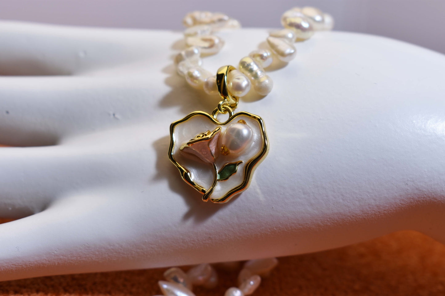 Natural pearl necklace pendant, white heart-shaped enamel craftsmanship, three-dimensional rose shaped pendant