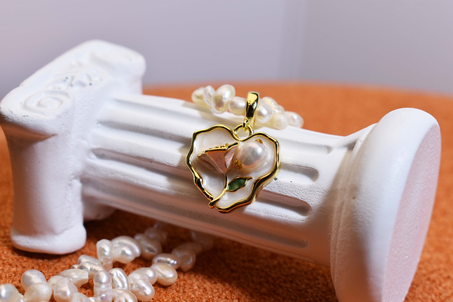 Natural pearl necklace pendant, white heart-shaped enamel craftsmanship, three-dimensional rose shaped pendant