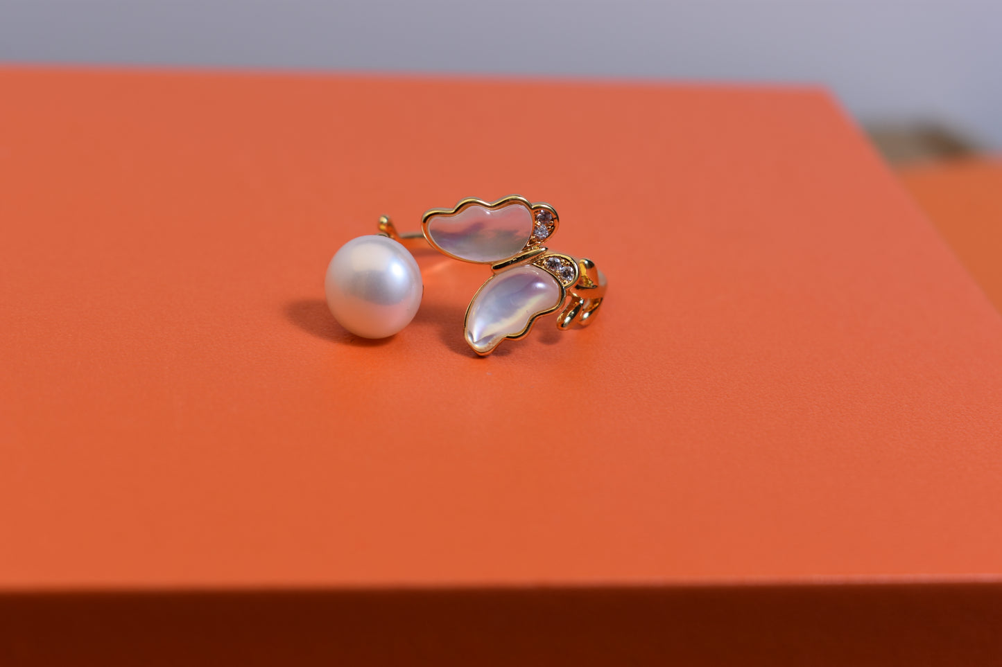 Natural pearl ring with white shell and butterfly shaped opening adjustable ring