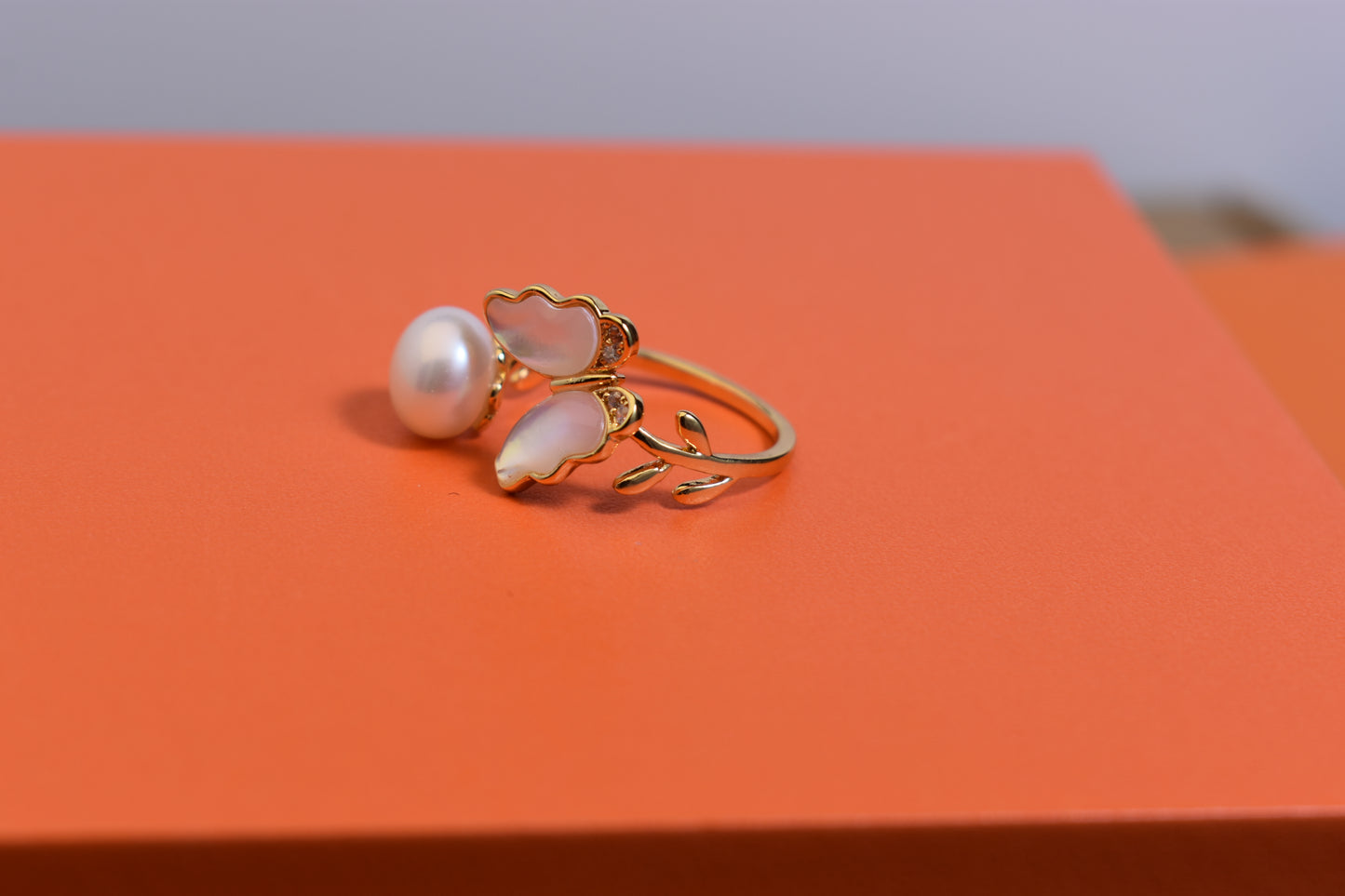 Natural pearl ring with white shell and butterfly shaped opening adjustable ring