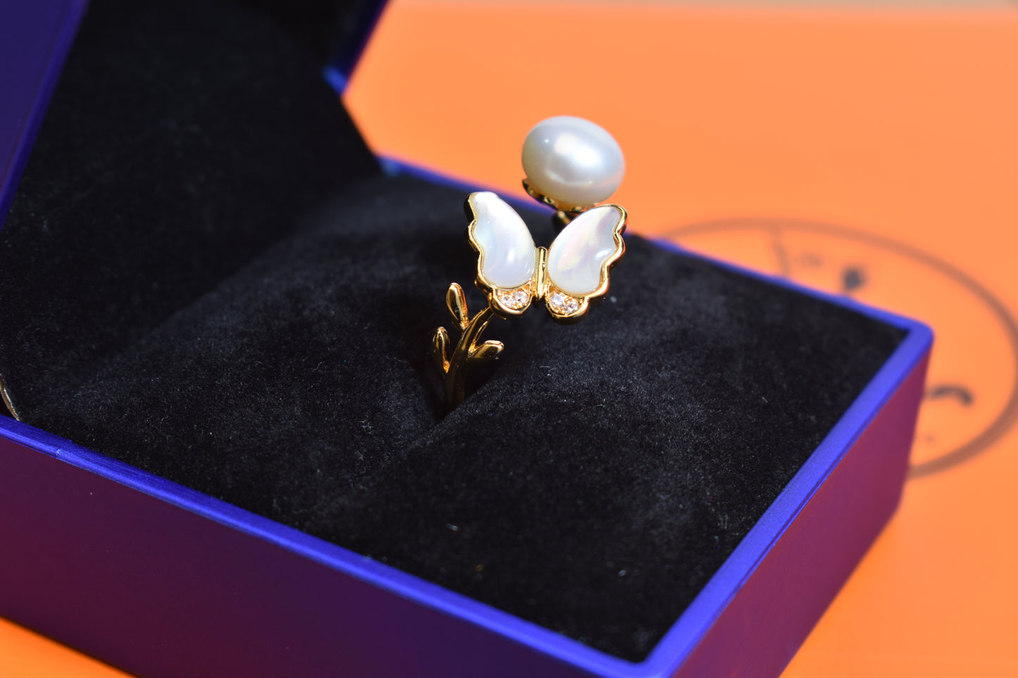 Natural pearl ring with white shell and butterfly shaped opening adjustable ring