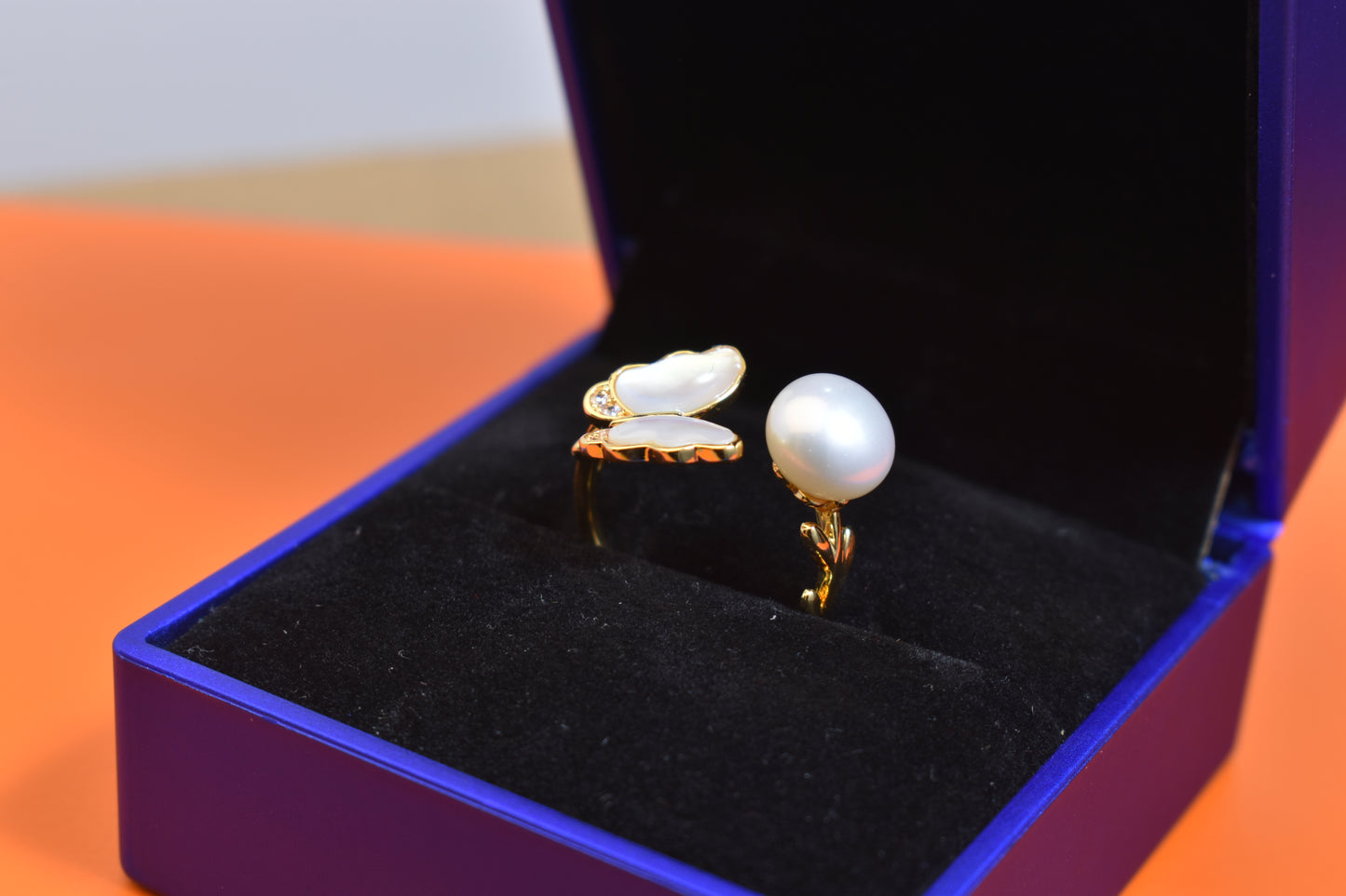 Natural pearl ring with white shell and butterfly shaped opening adjustable ring