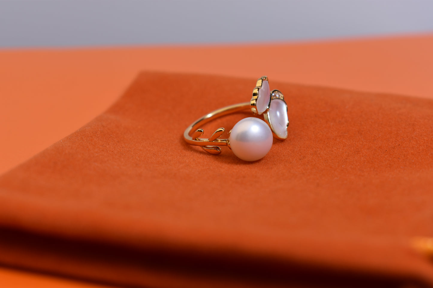 Natural pearl ring with white shell and butterfly shaped opening adjustable ring