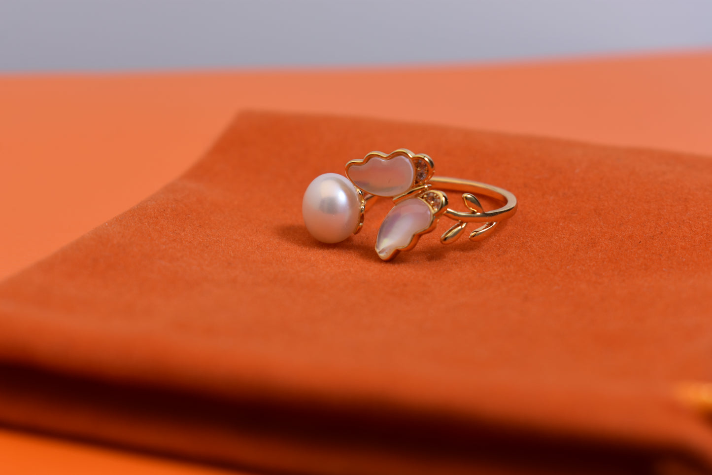 Natural pearl ring with white shell and butterfly shaped opening adjustable ring