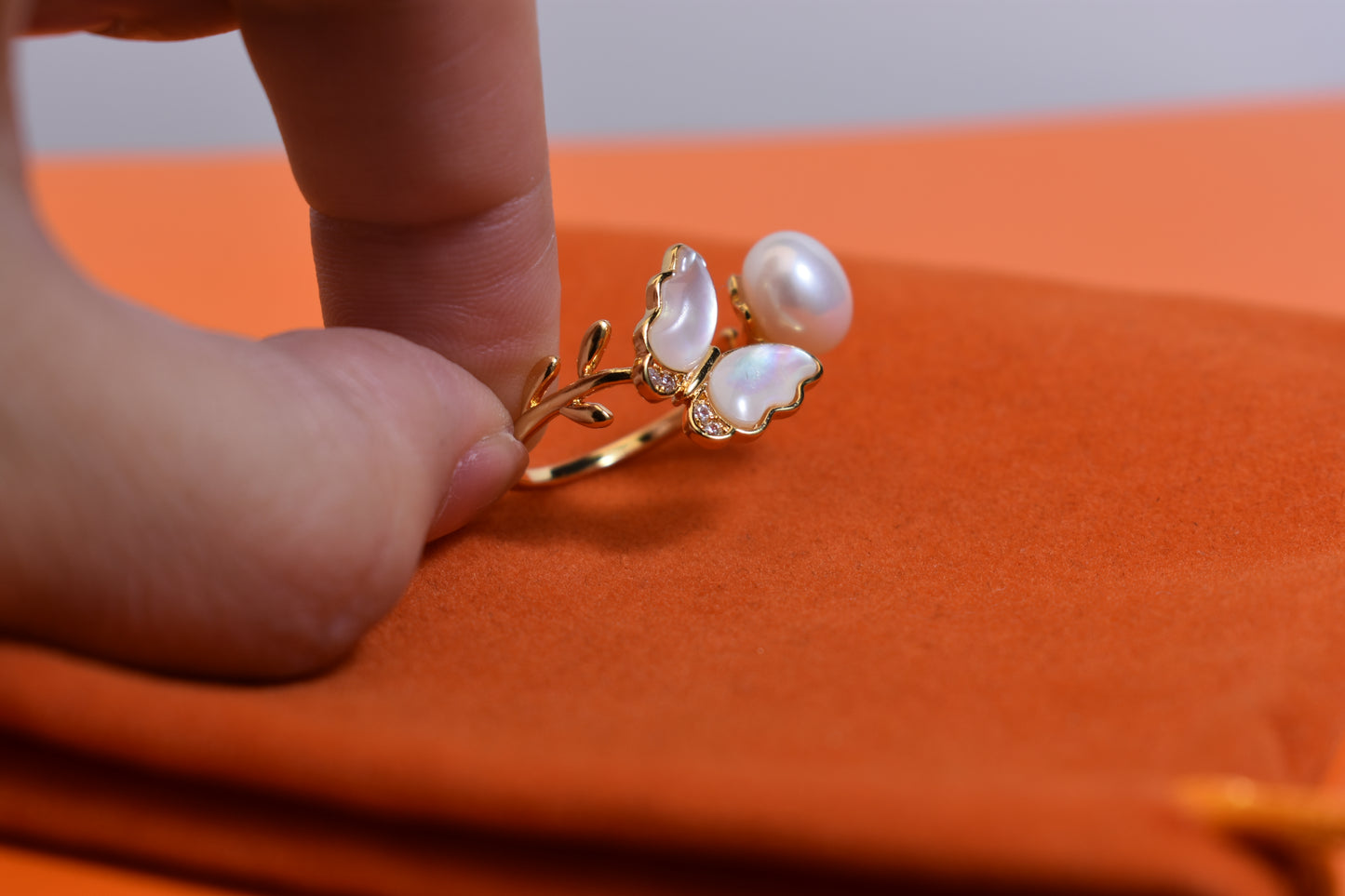 Natural pearl ring with white shell and butterfly shaped opening adjustable ring