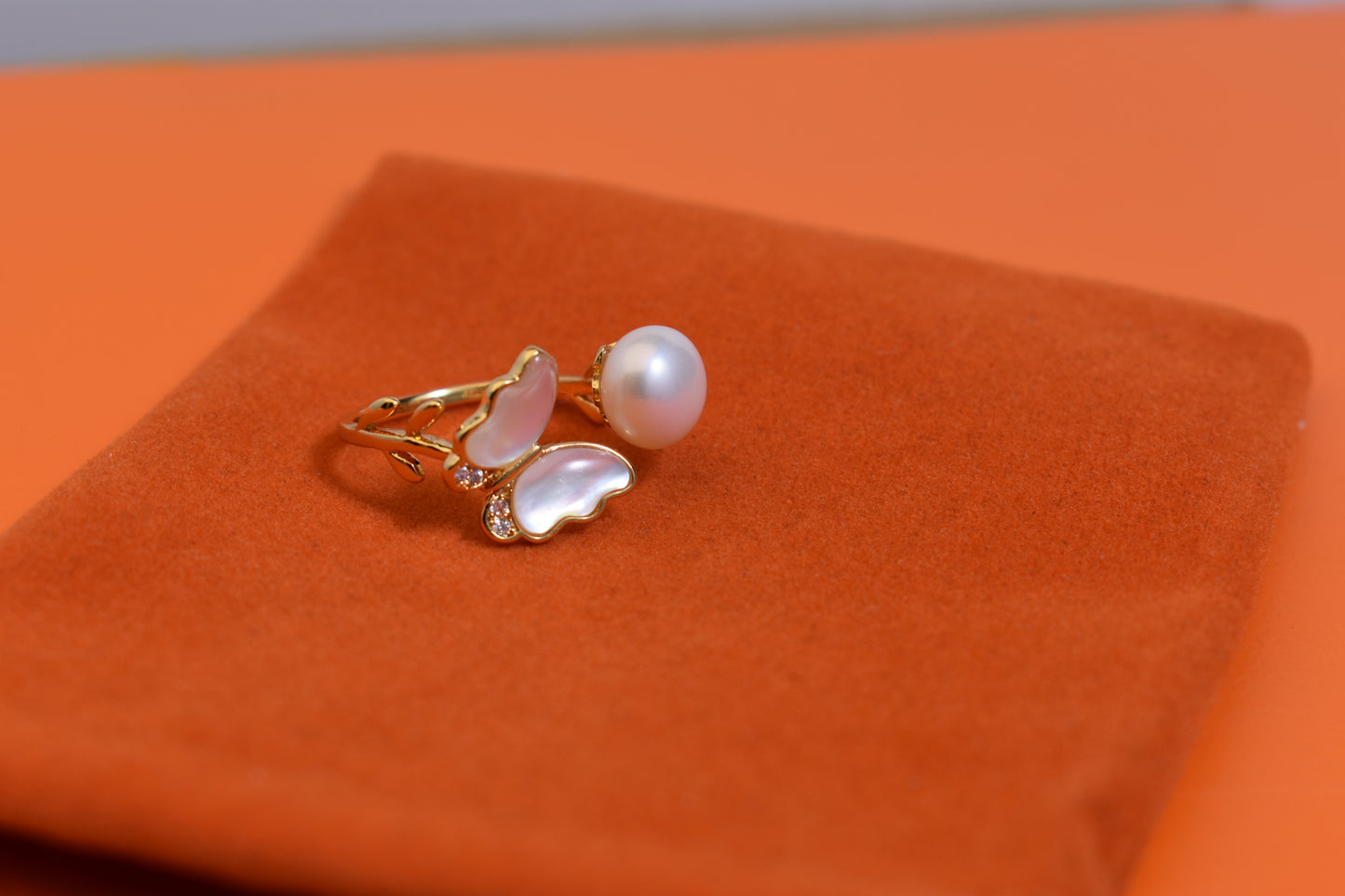 Natural pearl ring with white shell and butterfly shaped opening adjustable ring
