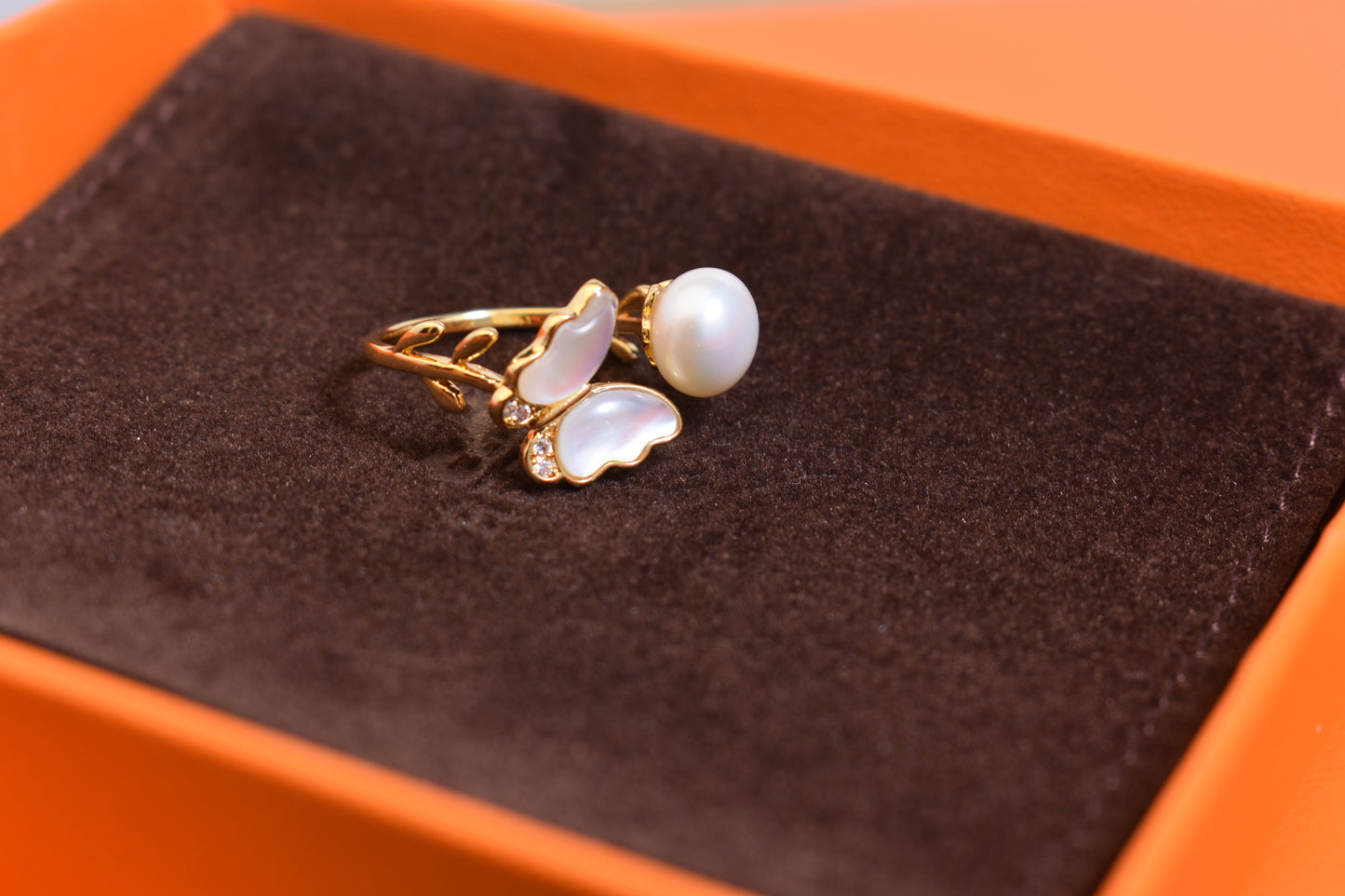 Natural pearl ring with white shell and butterfly shaped opening adjustable ring