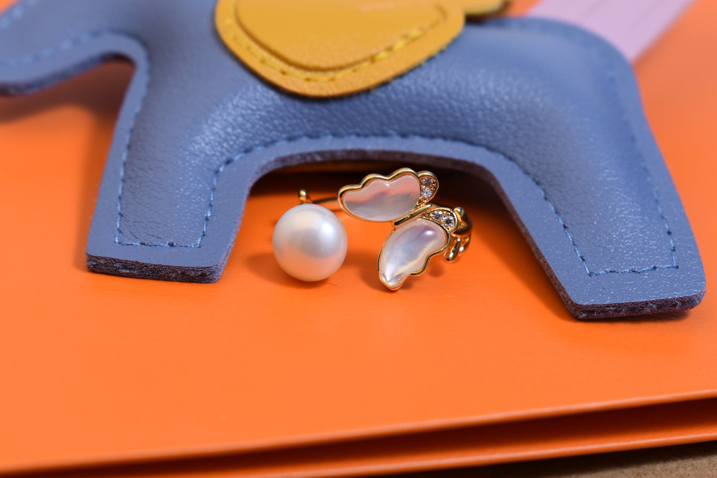 Natural pearl ring with white shell and butterfly shaped opening adjustable ring